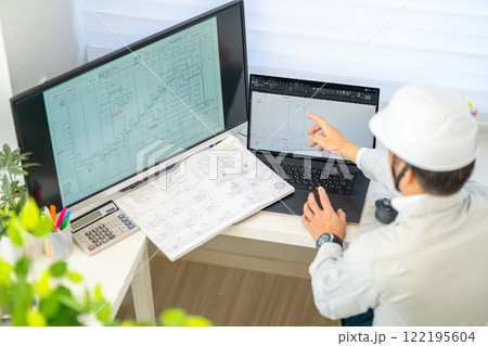 工事工程表を説明する男性主任技術者 ネットワーク工程表 工事監理 作業服 工事工程表を説明する男性主任技術者 ネットワーク工程表 工事監理 作業服 122195604