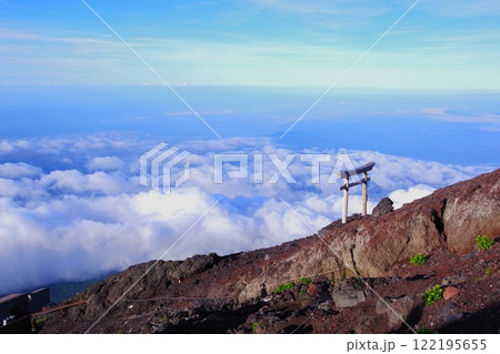 雲海に浮かぶ富士山の鳥居 122195655