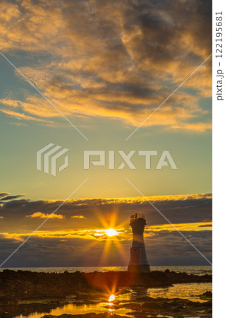 【新潟県_佐渡市】夕暮れの七浦海岸・長手岬 122195681