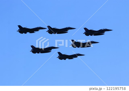 首都防空の要『百里基地』の上空を編隊飛行するF-2ジェット戦闘機 122195758