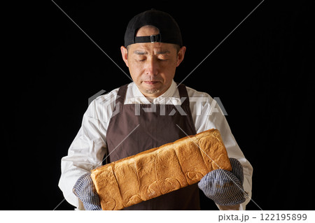 食パンの焼き上がりに不満なパン職人 122195899