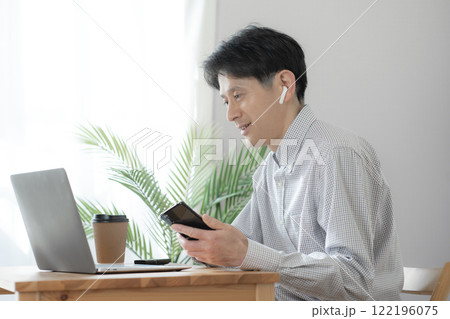 オンラインで会話するミドル男性　オペレーター　オンライン会議　リモート会議　テレワーク 122196075