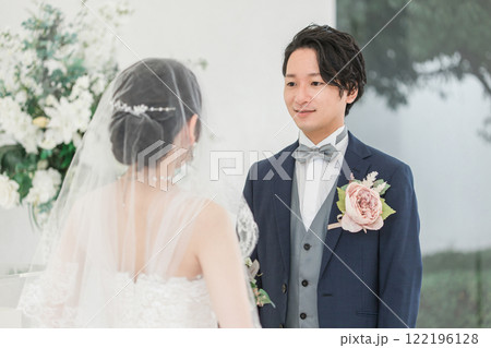 教会・チャペルで結婚式を挙げる新郎新婦 122196128
