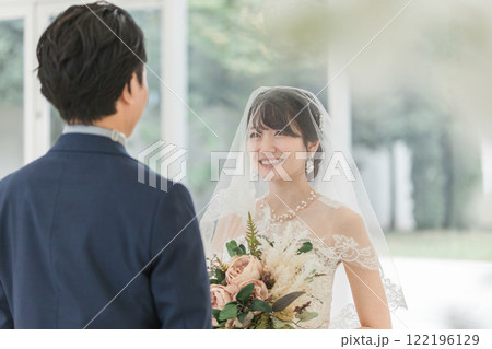 教会・チャペルで結婚式を挙げる新郎新婦（人前式） 122196129