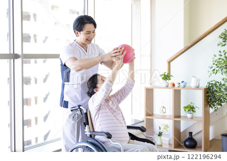 介護 ボールを使ってリハビリをするシニアと理学療法士 介護 ボールを使ってリハビリをするシニアと理学療法士 122196294