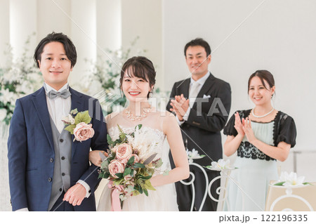 結婚式を行う新郎新婦と家族・友人・親族（アジア人・日本人・中国人・韓国人） 122196335