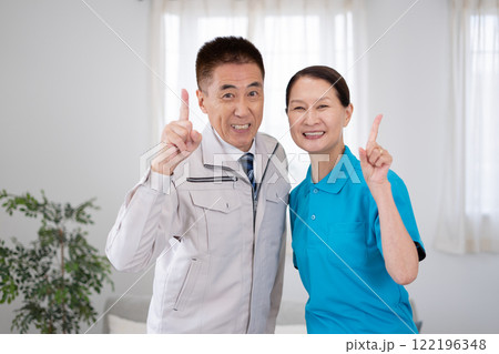 シニア男女のハウスキーパー 122196348