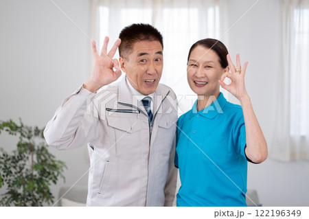 シニア男女のハウスキーパー 122196349