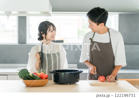 キッチンで料理・家事をする若いアジア人夫婦・カップル(自炊・共働き・ディンクス・趣味) キッチンで料理・家事をする若いアジア人夫婦・カップル(自炊・共働き・ディンクス・趣味) 122196731