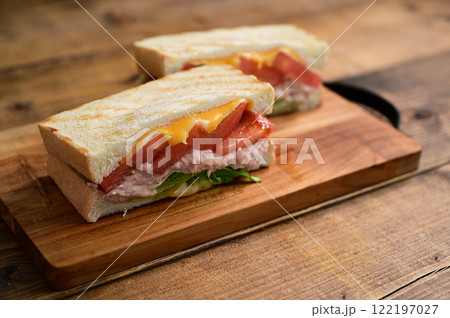 トマトとレタスのツナチーズサンド トマトとレタスのツナチーズサンド 122197027