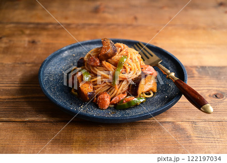 具だくさんの夏野菜トマトソースパスタ 122197034