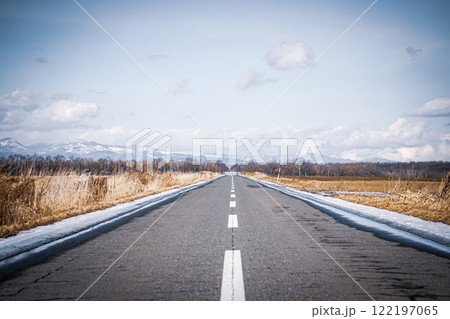 まっすぐな道 122197065