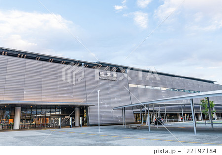 熊本県熊本市 朝日に照らされる早朝のJR熊本駅 熊本県熊本市 朝日に照らされる早朝のJR熊本駅 122197184