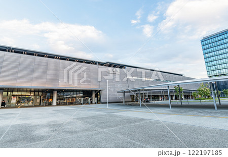 熊本県熊本市　朝日に照らされる早朝のJR熊本駅 122197185