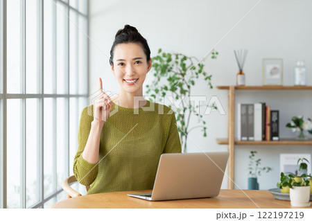自宅でパソコンを使う若い女性 122197219