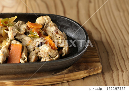 鉄板スタミナ豚焼肉 122197385