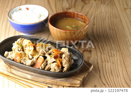 鉄板スタミナ豚焼肉定食 鉄板スタミナ豚焼肉定食 122197478