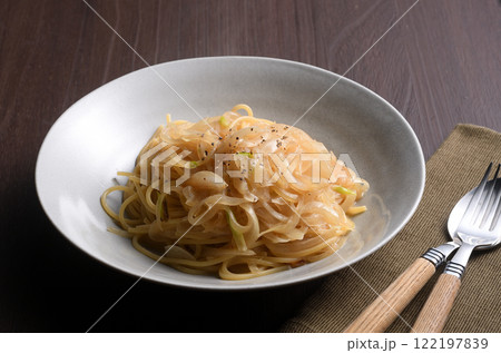 玉ねぎのスパゲティー 122197839