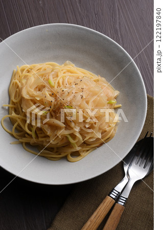 玉ねぎのスパゲティー 122197840