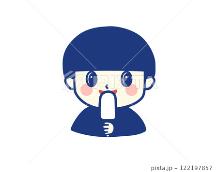 バニラ味の棒アイスを食べる男の子 122197857