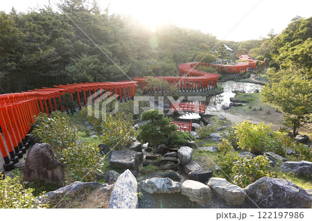 夕陽を浴びた龍のようにくねる千本鳥居 122197986