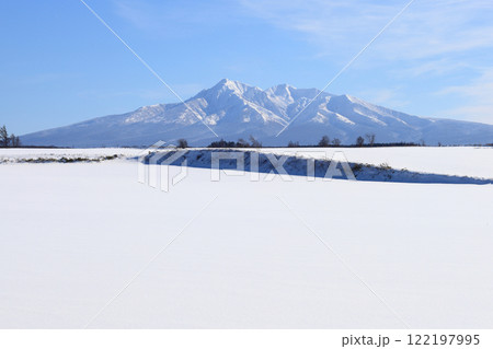 斜里岳と積雪の畑　小清水町 122197995