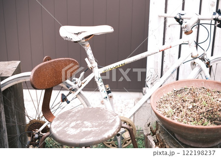 錆びた椅子と自転車 錆びた椅子と自転車 122198237