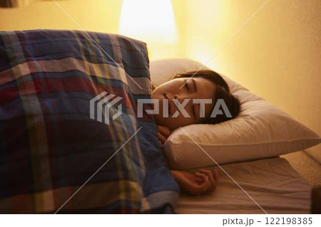 夜の寝室で睡眠をとる日本人の女性 夜の寝室で睡眠をとる日本人の女性 122198385