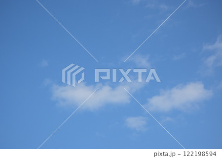青空と白い雲 122198594