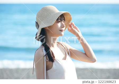 海辺を散策する若い女性 122198623