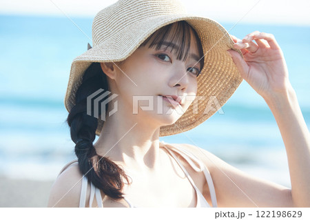 海辺を散策する若い女性 海辺を散策する若い女性 122198629
