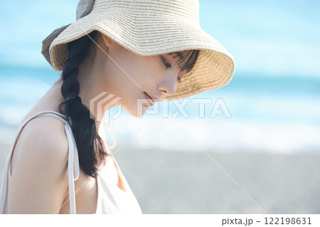 海辺を散策する若い女性 海辺を散策する若い女性 122198631