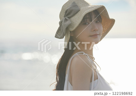 海辺を散策する若い女性 122198692