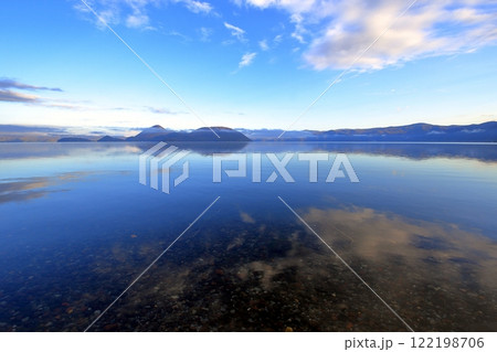 [定額] 北海道の秋の早朝の洞爺湖の風景 ( 北海道 洞爺湖町 ) 122198706