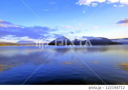 [定額] 北海道の秋の早朝の洞爺湖の風景 ( 北海道 洞爺湖町 ) 122198712