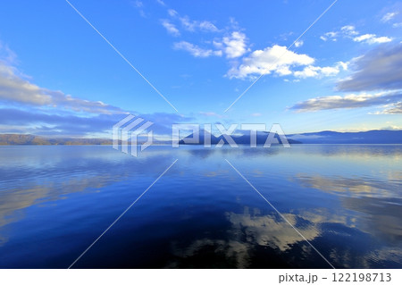 [定額] 北海道の秋の早朝の洞爺湖の風景 ( 北海道 洞爺湖町 ) 122198713