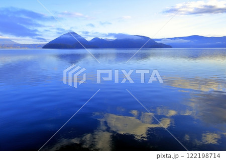 [定額] 北海道の秋の早朝の洞爺湖の風景 ( 北海道 洞爺湖町 ) 122198714