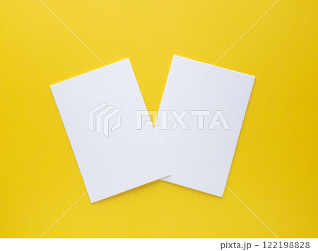 2枚のポストカードのモックアップ黄色背景 122198828
