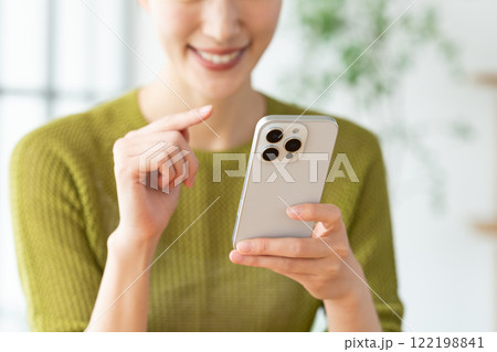家でスマホを使う若い女性 家でスマホを使う若い女性 122198841