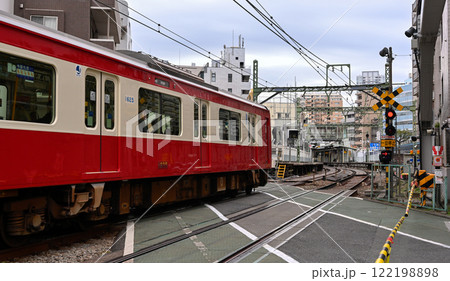 品川第二踏切を越えて北品川駅に入る京急本線 122198898