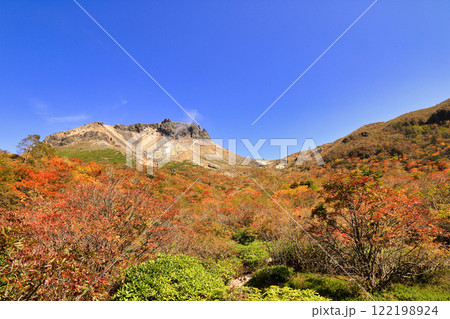 [定額] 秋の那須岳の紅葉の風景 ( 姥ヶ平 / 栃木県 那須町 ) 122198924