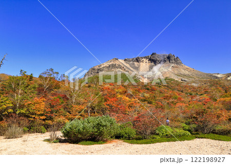 [定額] 秋の那須岳の紅葉の風景 ( 姥ヶ平 / 栃木県 那須町 ) 122198927
