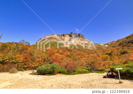 [定額] 秋の那須岳の紅葉の風景 ( 姥ヶ平 / 栃木県 那須町 ) 122198928