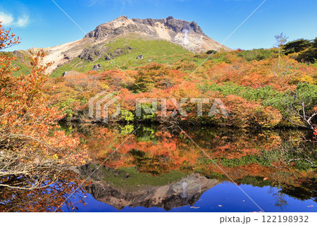 [定額] 秋の那須岳の紅葉の風景 ( 姥ヶ平 / 栃木県 那須町 ) 122198932
