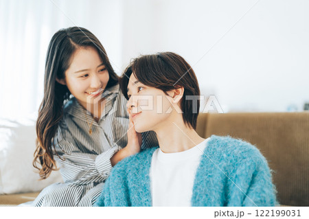 スキンケアをする若いカップル スキンケアをする若いカップル 122199031