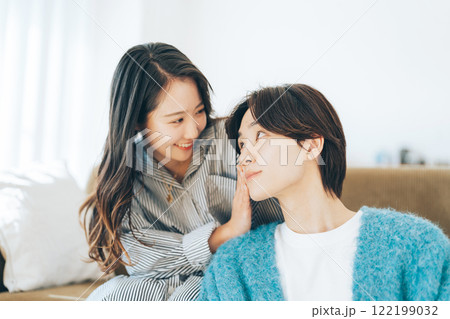 スキンケアをする若いカップル 122199032