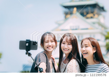 大阪城の前で自撮りする女子旅3人組 122199576