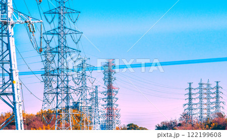 日本の横浜都市景観 街中の鉄塔や送電線…電気料金は… 日本の横浜都市景観 街中の鉄塔や送電線…電気料金は… 122199608