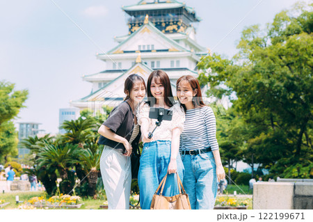 大阪城の前で自撮りする女子旅3人組 122199671