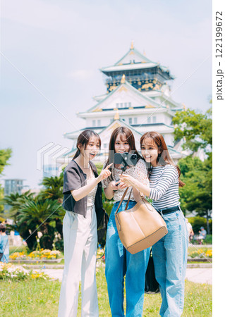 大阪城の前で自撮りする女子旅3人組 大阪城の前で自撮りする女子旅3人組 122199672
